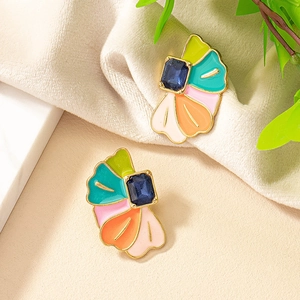 Boucles d'oreilles fleurs en émail coloré avec pierre bleue et fini doré rétro