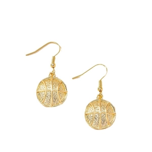 Boucles d'oreilles basket dorées à la mode avec texture détaillée et attaches crochets
