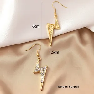 Détails des boucles d'oreilles éclair dorées avec strass blancs et mesures de taille