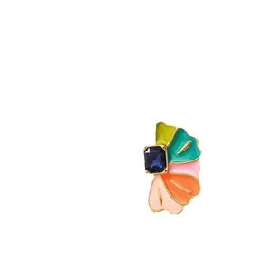 Boucles d'oreilles fleurs en émail coloré avec une pierre bleue et base dorée