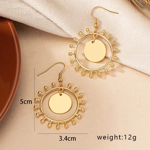 Boucles d'oreilles dorées géométriques rétro style soleil avec mesure de hauteur 5cm
