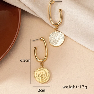 Orecchini a goccia dorati con trama a spirale e ganci a U dal design minimalista