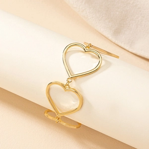 Eleganteres goldenes Gliederarmband für Damen mit hohlen Herzen und Politur-Finish