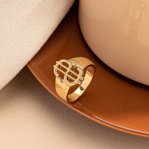 Polished gold dollar sign ring in hollow hip-hop style for a trendy streetwear look