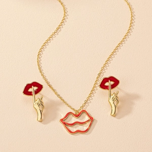 Détail du collier lèvres en émail rouge rétro français et boucles d'oreilles assorties