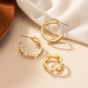 Parure de bijoux dorés minimalistes avec boucles d'oreilles pavées et bague croisée