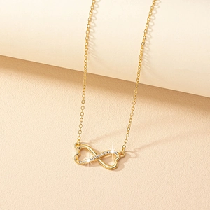 Collier cœur infini doré serti de zircons blancs sur fond minimaliste élégant