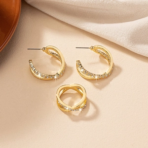 Vue rapprochée du coffret bijoux doré comprenant boucles d'oreilles et bague avec strass