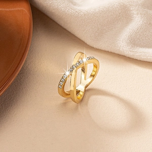 Elegante anello incrociato a doppio cerchio dorato con cristalli per un look trendy