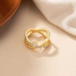 Anello incrociato a doppio strato in finitura dorata con brillanti strass bianchi