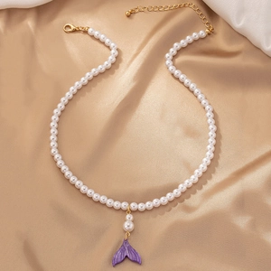 Elegante Perlenkette mit lila Meerjungfrauen-Anhänger auf Champagner-Seide