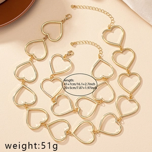 Detalle de collar de eslabones de corazón dorado con especificaciones de longitud y cierre de langosta