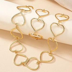 Collar de eslabones de corazón dorado con anillos de corazón huecos en soporte elegante