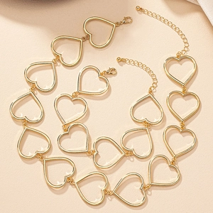 Elegante collar dorado con eslabones de corazones huecos y cierre de langosta ajustable