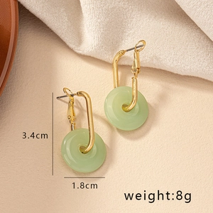 Dettaglio orecchini a cerchio in giada Hetian con dimensioni 3,4cm x 1,8cm e peso di 8g