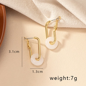 Orecchini geometrici dorati con anelli di giada bianca, altezza 3,1 cm vista prodotto