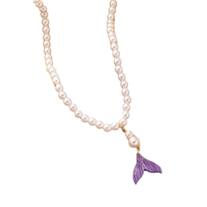 Elegante Perlenkette mit glitzerndem lila Meerjungfrauenschwanz auf weißem Grund