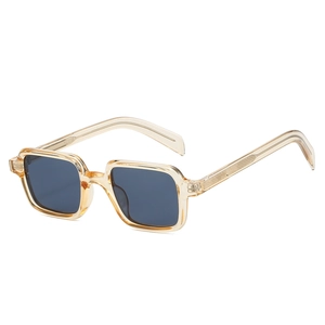 Lunettes de soleil polarisées carrées avec monture en ambre et verres foncés de profil