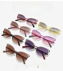 Vue à plat de lunettes de soleil œil de chat en métal avec six verres dégradés et double pont