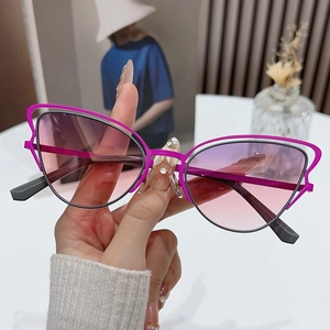 Lunettes de soleil œil-de-chat modernes avec monture ajourée et verres dégradés