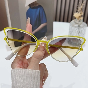 Lunettes de soleil œil de chat en métal avec monture jaune et blanc et verres dégradés
