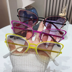 Lot de trois lunettes de soleil œil de chat tendance avec monture métal et dégradé