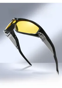 Détail de lunettes de soleil de sport noires avec verres jaunes et charnière en métal argent