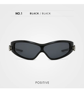 Vue frontale de lunettes de soleil sportives noires avec logo métallique argenté