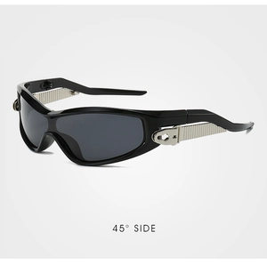 Vue latérale à 45 degrés de lunettes de soleil sport noires avec détails en métal rayé