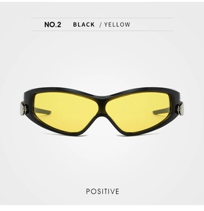 Vue de face de lunettes de soleil de sport élégantes avec monture noire et verres jaunes