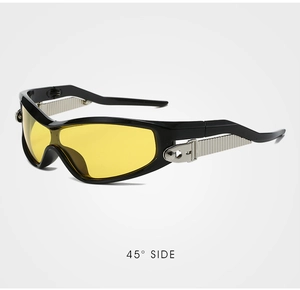 Vue latérale détaillée des lunettes de soleil de sport avec verres jaunes et charnières en métal