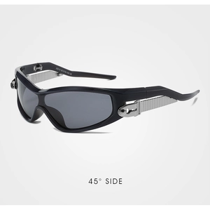 Détail des lunettes de soleil de sport avec monture noire et texture argentée latérale