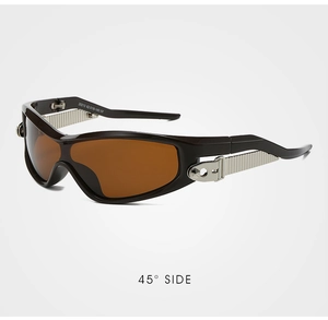 Détail des lunettes de soleil sport avec verres marron et charnière en métal argenté