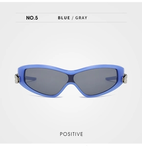 Vue de face de lunettes de soleil sportives bleu vif polarisées avec verres gris et détails