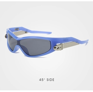 Détail de lunettes de soleil enveloppantes bleues avec des accents argentés chic