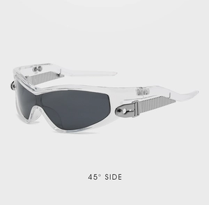 Détail de lunettes de soleil de sport polarisées avec charnières argentées et angle de 45°