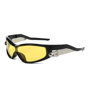 Lunettes de soleil noires à la mode avec verres jaunes et charnières métalliques