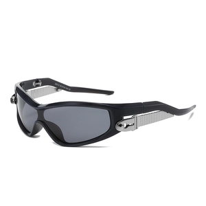 Lunettes de soleil de sport en résine noire avec verres gris et décor métallique Y2K