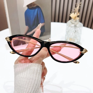 Chic cat eye sunglasses with black frame, pink lenses and gold knot metal details