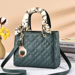 Sac à main matelassé vert foncé avec foulard en soie et pendentif doré élégant
