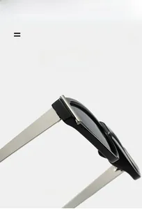 Détail de charnière métallique sur lunettes rétro avec branches argentées et monture