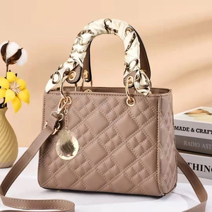 Sac à main matelassé taupe élégant avec poignée en foulard de soie et métal doré