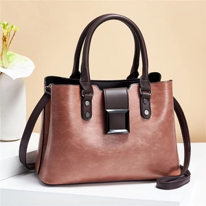 Vintage-Handtasche aus braunem Kunstleder mit quadratischer Schnalle und Schultergurt