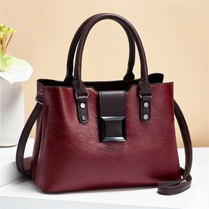 Große Retro-Schultertasche aus burgunderrotem Leder mit dunkelbraunen Griffen und Schnalle