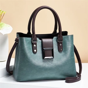 Detailansicht der Vintage-Kunstlederstruktur und Metallschnalle an der grünen Tasche