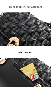 Detail der schwarzen gesteppten Handtasche mit Reißverschlusstasche für Bankkarten