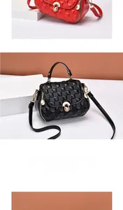 Detail einer gesteppten Lederhandtasche mit goldenem Schloss und metallischem Kugel-Zipper