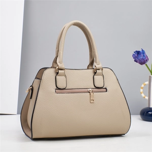 Sac fourre-tout beige en simili cuir avec poche zippée et anneaux métalliques dorés
