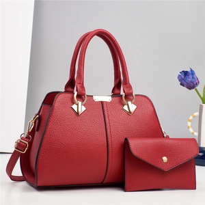 Ensemble de sacs à main rouges en cuir grainé avec grand cabas et pochette assortie
