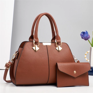 Sac à main en cuir marron avec pochette assortie et détails métalliques dorés pour femme